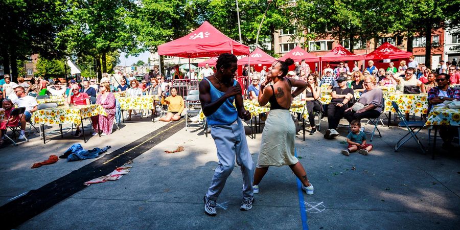 mensen dansen op het Kroonplein mensen dansen op het Kroonplein